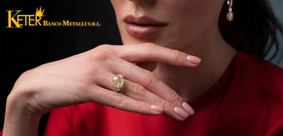 Primo piano di una donna che indossa un anello di fidanzamento di lusso con diamante giallo, simbolo di eleganza e raffinatezza. Perfetto per chi cerca gioielli esclusivi.