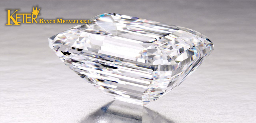 Diamante bianco perfetto dalla brillantezza straordinaria, caratterizzato da un taglio impeccabile e una purezza eccezionale, ideale per collezionisti e investitori.