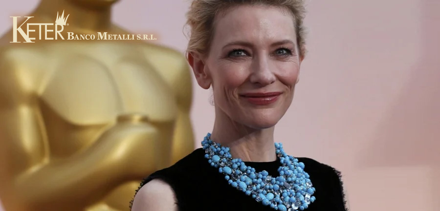 Attrice Cate Blanchett sul red carpet degli Oscar 2015 mentre indossa un collier Tiffany della collezione Blue Book con turchesi, acquamarine e diamanti, simbolo dell’alta gioielleria da red carpet.