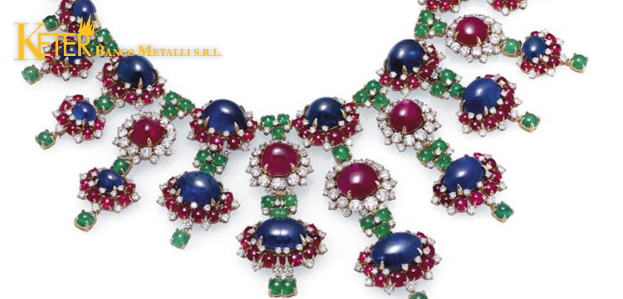 Collana di alta gioielleria con pietre preziose tra cui rubini, smeraldi, zaffiri e diamanti, simbolo di lusso, eleganza e valore, legata al significato delle pietre preziose nella tradizione e nel mercato dei gioielli a Roma.