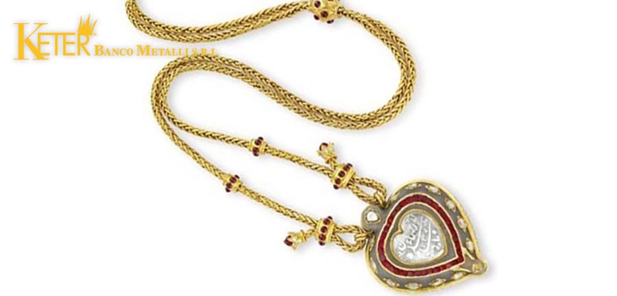 Collana in oro con il diamante Taj Mahal appartenuto a Liz Taylor, simbolo di amore eterno e lusso, protagonista della storica battaglia legale raccontata da Keter Compro Oro a Roma.