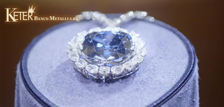 Primo piano del leggendario Diamante Hope, una gemma blu da 45,52 carati circondata da diamanti bianchi, noto per la sua storia ricca di misteri, maledizioni e passaggi tra reali e collezionisti, oggi esposto allo Smithsonian Museum di Washington.