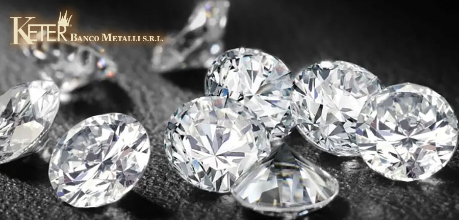 Diamanti taglio brillante disposti su fondo scuro, esempio perfetto di pietre preziose lavorate per massimizzare la luminosità e il valore, ideali per anelli e gioielli di lusso.