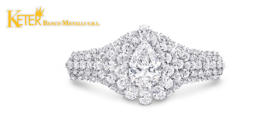 Bracciale Fascination di Graff Diamonds con diamante D Flawless a taglio pera da 38 carati, circondato da oltre 150 carati di diamanti bianchi, capolavoro di alta gioielleria presentato a Baselworld e raccontato da Keter Compro Oro a Roma.