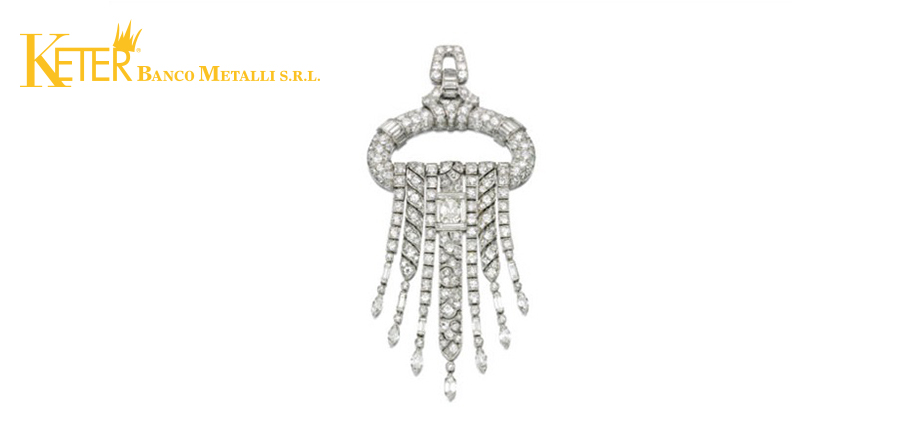 Pendente Art Deco in platino e diamanti battuto all’asta Sotheby’s, esempio di gioielleria vintage di alta gamma ricercata da collezionisti e investitori