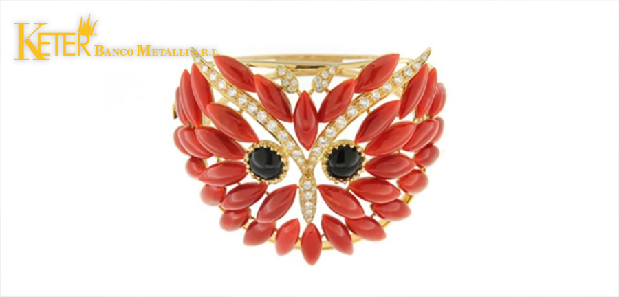 Bracciale in oro con corallo rosso e diamanti lavorato dagli artigiani di Torre del Greco, esempio di gioielli del mare esposti al Museo del Gioiello di Vicenza e raccontati da Keter Compro Oro a Roma.