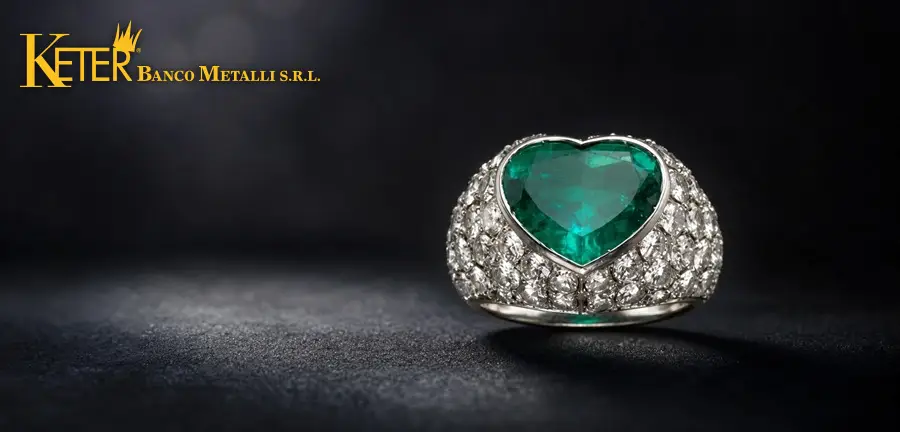 Anello di alta gioielleria con smeraldo taglio cuore e pavé di diamanti protagonista dell'asta di gioielli Bulgari e Cartier a Milano dedicata alle grandi Maison internazionali del lusso
