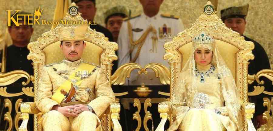 Nozze reali del Brunei con abiti in oro, diamanti e gioielli preziosi indossati dalla famiglia reale durante la sontuosa cerimonia nel palazzo del sultano