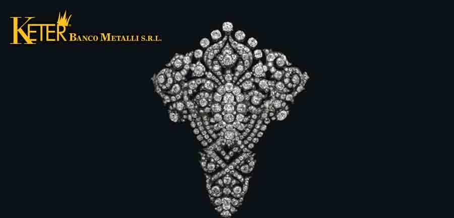 Spilla storica con diamanti taglio tondo e cuscino protagonista dell’asta Magnificent Jewels di Christie’s a Ginevra, esempio di alta gioielleria imperiale e pezzo da collezione