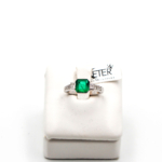 Anello Smeraldo oro bianco 18 kt smeraldo centrale 2 diamanti princess. Linee minimali misura 9 ITA 49 fra ketercomprooro