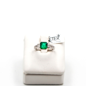 Anello Smeraldo oro bianco 18 kt smeraldo centrale 2 diamanti princess. Linee minimali misura 9 ITA 49 fra ketercomprooro