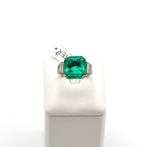 Anello con smeraldo e diamanti gioiello di alta qualita con 1104 carati di smeraldo top e diamanti taglio smeraldo ai lati ketercomprooro