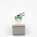 Anello in oro bianco 18 kt con smeraldo di qualità superiore da 3,00 ct e diamanti taglio smeraldo da 1,30 ct. Ketercomprooro