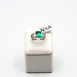Anello in oro bianco 18 kt con smeraldo di qualità superiore da 3,00 ct e diamanti taglio smeraldo da 1,30 ct. Ketercomprooro