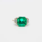 Anello smeraldo e diamanti Elegante anello in oro bianco con smeraldo di prima scelta da 1104 carati e diamanti taglio smeraldo a corredare questa creazione unica ketercomprooro