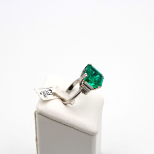 Anello smeraldo e diamanti Gioiello in oro bianco 18 kt con smeraldo di alta qualita da 1104 carati e incorniciato da diamanti taglio smeraldo per una magnifica eleganza ketercomprooro