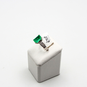 Anello smeraldo e diamanti dettagli preziosi anello in oro bianco 18 kt con smeraldo centrale e incantevoli diamanti laterali ketercomprooro