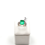 Anello smeraldo e diamanti vintage in oro bianco con smeraldo centrale e diamanti laterali elegante e raffinato ketercomprooro