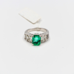 Dettagli raffinati, anello in oro bianco 18 kt con smeraldo top quality da 3,00 ct e diamanti taglio smeraldo da 1,30 ct. ketercomprooro