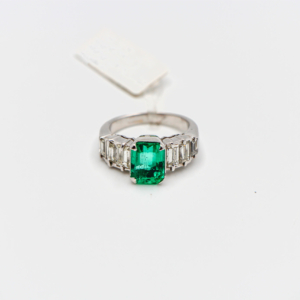Dettagli raffinati, anello in oro bianco 18 kt con smeraldo top quality da 3,00 ct e diamanti taglio smeraldo da 1,30 ct. ketercomprooro