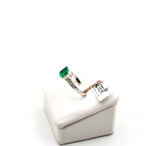 Elegante anello in oro bianco 18 kt con smeraldo centrale e 2 diamanti princess Misura 9 ITA 49 fra ketercomproorojpg