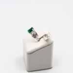 Gioiello di lusso con smeraldo top quality da 3,00 ct e diamanti taglio smeraldo da 1,30 ct su base in oro bianco 18 kt. ketercomprooro