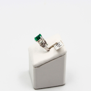 Gioiello di lusso con smeraldo top quality da 3,00 ct e diamanti taglio smeraldo da 1,30 ct su base in oro bianco 18 kt. ketercomprooro