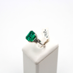 Smeraldo e diamanti adornano questo splendido anello in oro bianco 18 kt creando un gioiello unico e originale con garanzia KETER ketercomprooro