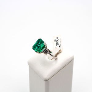 Smeraldo e diamanti adornano questo splendido anello in oro bianco 18 kt creando un gioiello unico e originale con garanzia KETER ketercomprooro