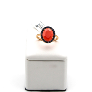 Anello sfaccettato con granato centrale e incastonatura di zaffiri di Pomellato ketercomprooro