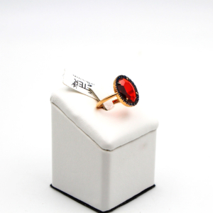 Granato sfaccettato e zaffiri adornano lanello Pomellato Colpo di Fulmine ketercomprooro