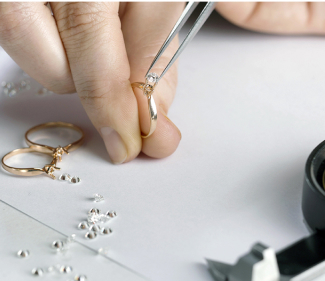 Esperto orafo a lavoro nel laboratorio di Keter Compro Oro a Roma, specializzato nella riparazione e nella personalizzazione di gioielli in oro.