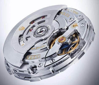 Dettaglio del meccanismo interno di un orologio di lusso nel laboratorio di alta orologeria di Keter Compro Oro a Roma, specializzati nella manutenzione di orologi di marca.