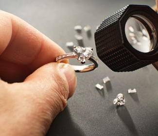 Esperto valuta un anello con diamante presso Keter Compro Oro, specializzato nell'acquisto di diamanti e pietre preziose a Roma.