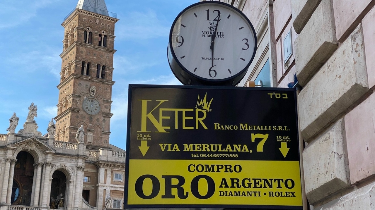 Insegna del negozio Keter Banco Metalli a Roma, che indica i loro servizi di acquisto di oro e diamanti.