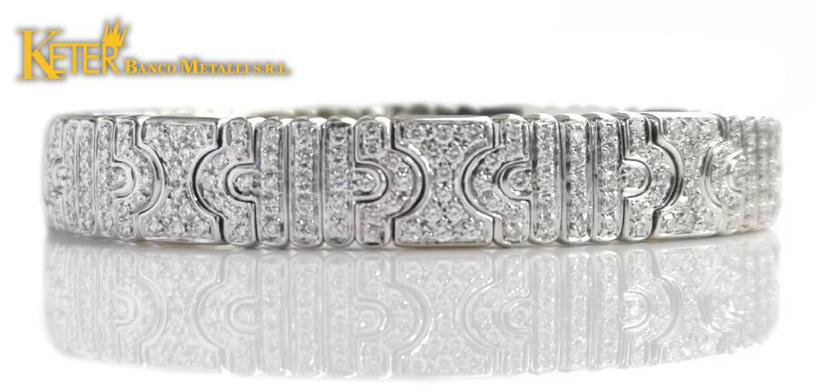Bracciale Bulgari Parentesi in oro bianco con pavé di diamanti, caratterizzato dal motivo a incastro ispirato ai sanpietrini di Roma.