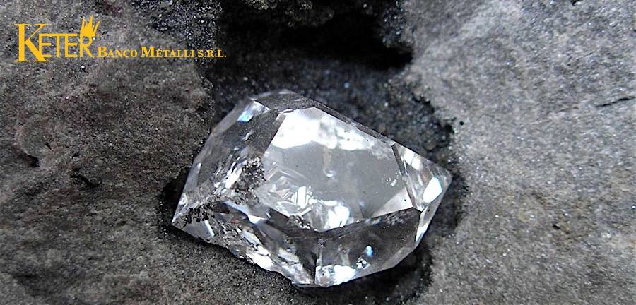 Diamante grezzo incastonato nella roccia, appena estratto da una miniera. Immagine che rappresenta l'origine naturale dei diamanti e il processo di estrazione.