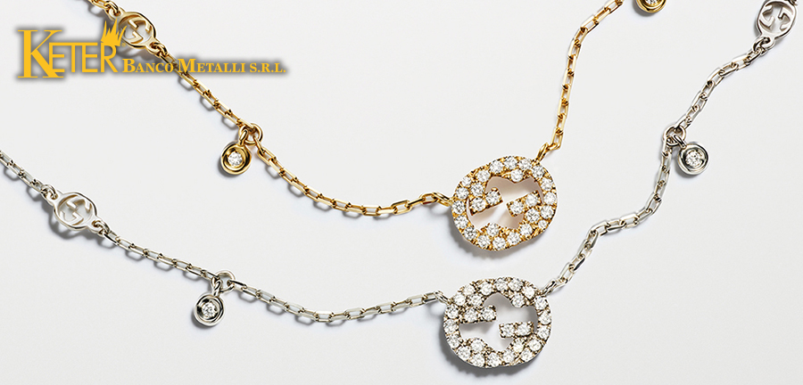 Bracciali Gucci in oro giallo e bianco con dettagli della doppia G e pavé di diamanti, simbolo iconico della gioielleria Gucci che combina lusso e design moderno.