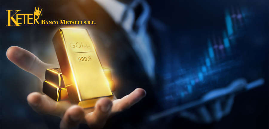 Lingotti d’oro 999.9 tenuti in mano, con grafici finanziari sullo sfondo che rappresentano l’andamento del prezzo dell’oro nel 2024 e le previsioni per il 2025.