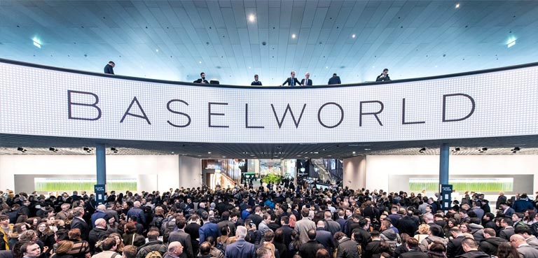 Folla di visitatori all’ingresso di Baselworld, il salone internazionale dell’orologeria e della gioielleria di lusso, nella città svizzera di Basilea.