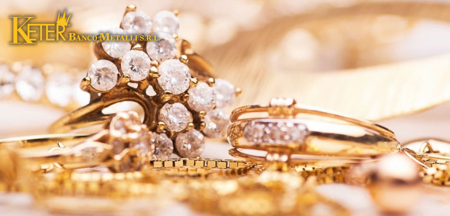 Gioielli vintage in oro con diamanti, anelli e bracciali d'epoca. Scopri come valutare l'autenticità, la manifattura e il valore dei gioielli antichi per un investimento sicuro.