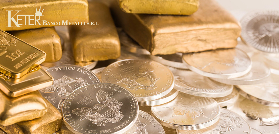 Lingotti d'oro puri e monete d'argento da investimento disposte su un tavolo, ideali per chi desidera investire in metalli preziosi o vendere in sicurezza a Roma