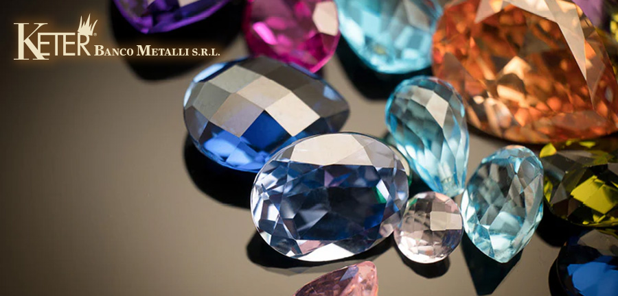 Gemme di diversi colori tra cui rubini, smeraldi, zaffiri e alexandrite rappresentano alcune delle pietre preziose più rare e di valore presenti sul mercato globale.