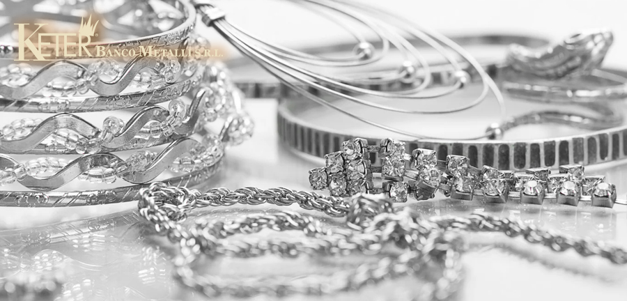 Bracciali, collane e gioielli in argento lucido pronti per la valutazione e la vendita presso Keter Compro Oro a Roma, in via Merulana 7, con quotazioni aggiornate.