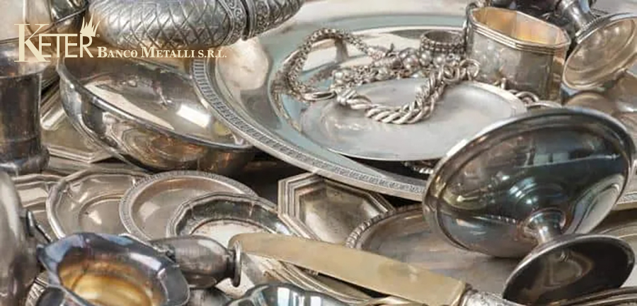 Servizio da tavola, vassoi, posate, piatti e oggetti in argento usato pronti per essere valutati e venduti presso un compro argento affidabile nel centro di Roma.