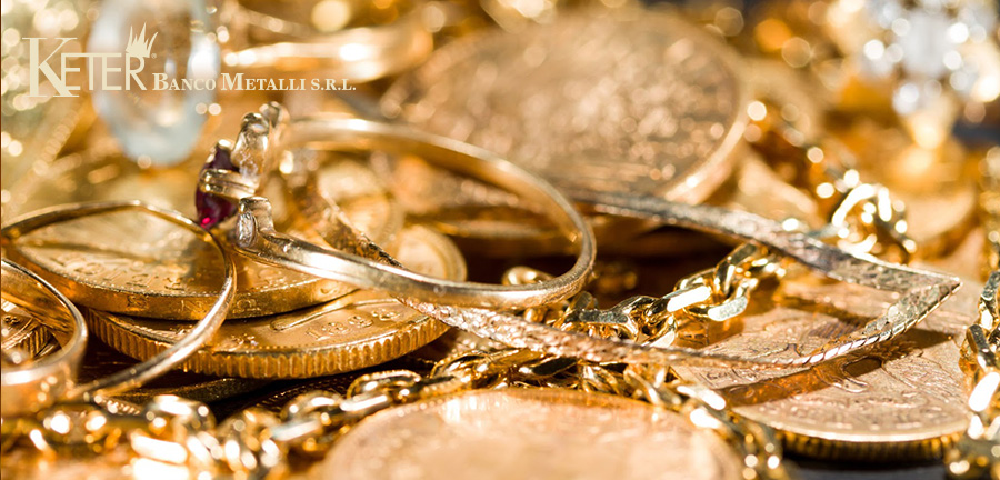 Dettaglio di gioielli in oro, monete e anelli pronti per essere venduti presso Keter in via Merulana 7 a Roma, punto di riferimento per chi cerca un compro oro sicuro e trasparente.