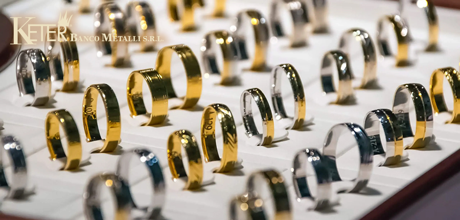 Esposizione di anelli in oro giallo e oro bianco con diverse carature 18k, 14k e 9k in una gioielleria di Roma, utili per comprendere come distinguere la qualità e il valore dell’oro.