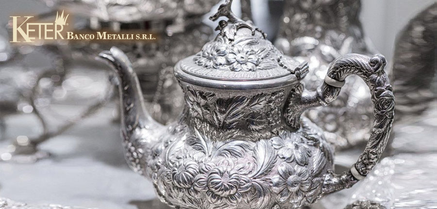 Elegante teiera in argento lavorato con dettagli floreali, esempio di argento usato valutato da compro argento affidabile a Roma con quotazioni trasparenti.