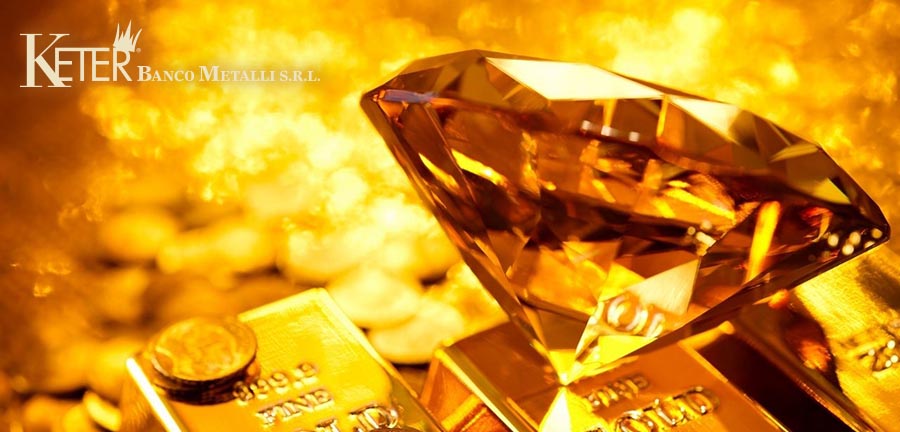 Grande diamante posato su lingotti d’oro e monete, simbolo di un portafoglio bilanciato con metalli e pietre preziose, rappresentazione visiva di oro, argento e diamanti come beni d’investimento sicuri.