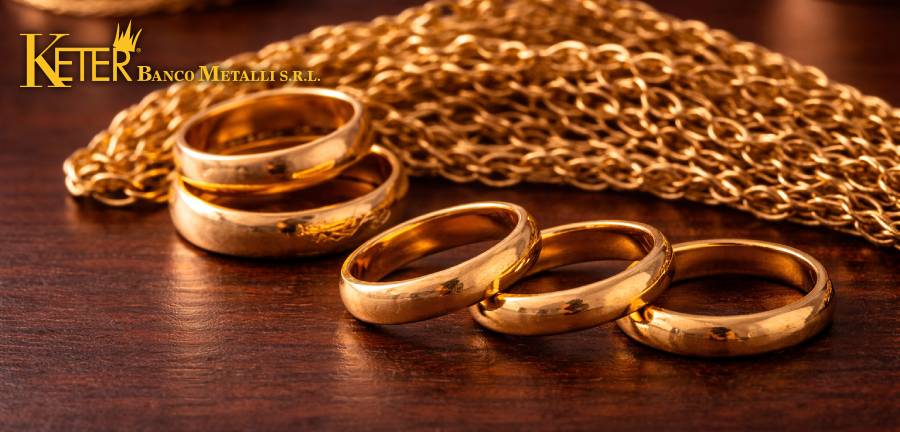 Gioielli e monete d’oro usato pronti per la valutazione in base alla quotazione dell’oro in tempo reale nel 2026